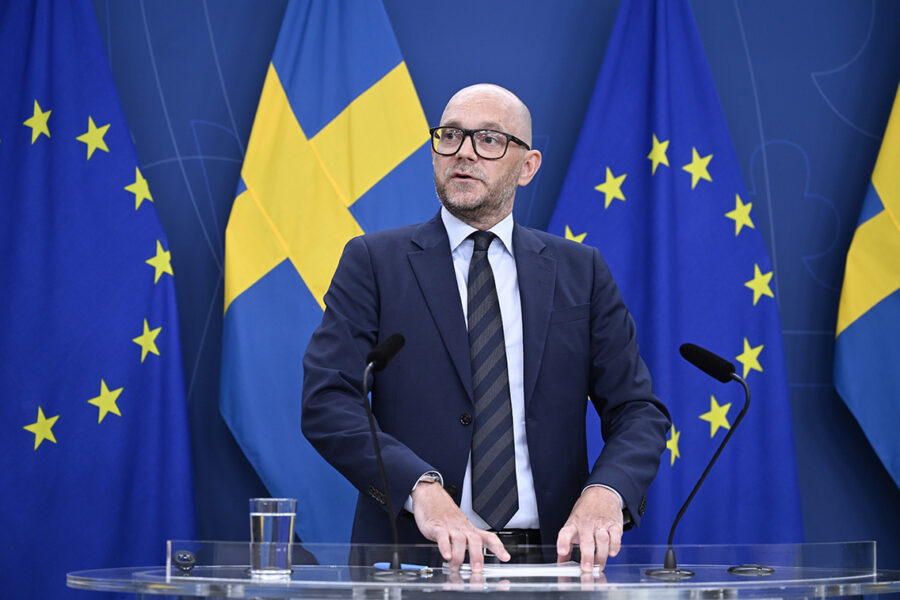 Arbetsmarknadsminister Johan Britz (L) vill stoppa ytterligare höjning av lönekravet för arbetskraftsinvandrare, sa han på dagens pressträff om arbetslösheten.