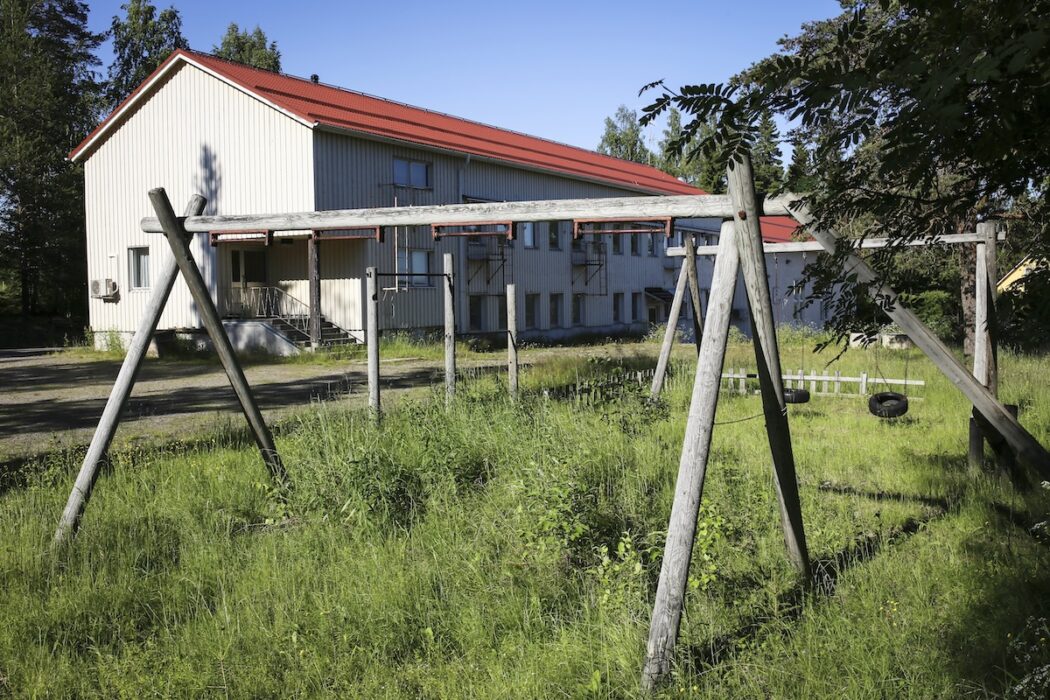Färre elever och ökade lokalkostnader kan göra det svårt för små skolor att behålla behöriga lärare, visar en granskning av Vi lärare.
