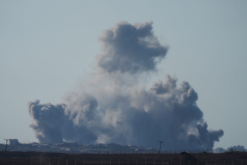 Rök stiger mot himlen efter israeliska bombningar mot Gazaremsan, sedd från södra Israel, måndag 18 augusti 2025.
