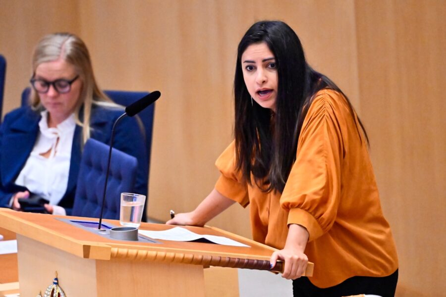 Dadgostar kritiserar S-ledaren Magdalena Andersson för att ännu inte ha tagit initiativ till att samla oppositionen.