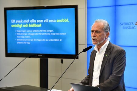 Daniel Helldén under en presskonferens.