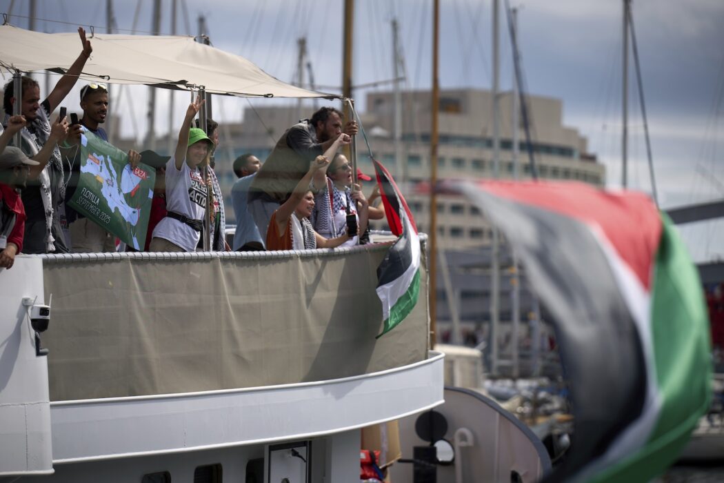 Greta Thunberg och andra aktivister ombord på ett av fartygen som ska segla till Gaza.