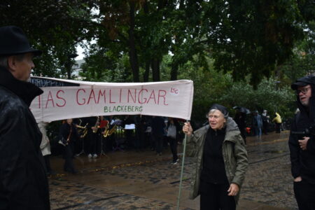 Kvinna med banderoll