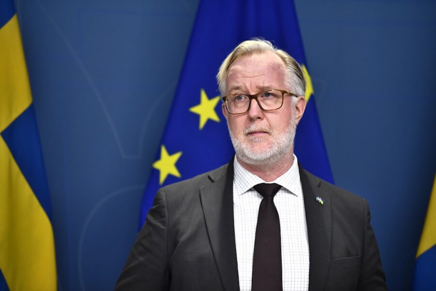 Arbetsmarknads- och integrationsminister Johan Pehrson (L) försvarar de nya reglerna för a-kassa och aktivitetsstöd.