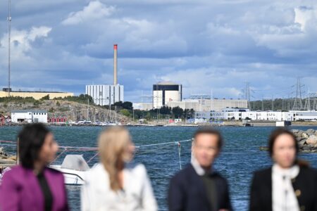 Statsminister Ulf Kristersson (M), energi- och näringsminister Ebba Busch (KD), utbildnings- och integrationsminister Simona Mohamsson (L), finansminister Elisabeth Svantesson (SD) och Jimmie Åkesson (SD) står framför Ringhals kärnkraftverk under en presskonferens.