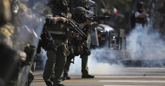 Kravallpoliser och tårgasmoln.