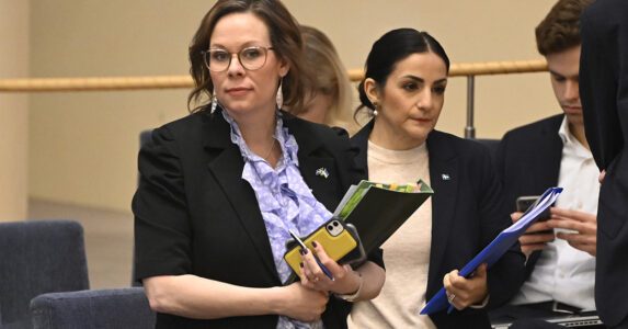 Utrikesminister Maria Malmer Stenergard och kulturminister Parisa Liljeblad i riksdagen.