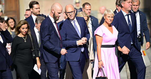 Ministrar med flera på väg in till en gudstjänst.