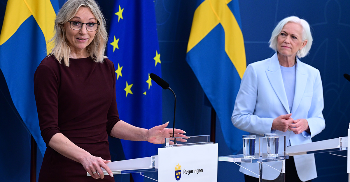”Samtidigt är det lite sorgligt att det ska krävas att SD:s rasism riktas mot en av Moderaternas ”egna” innan M börjar kritisera SD.” ”Samtidigt är det lite sorgligt att det ska krävas att SD:s rasism riktas mot en av Moderaternas ”egna” innan M börjar kritisera SD.”