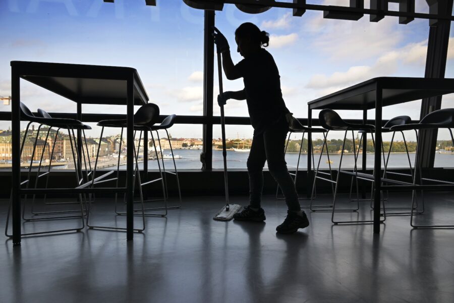 Lokalvårdare.