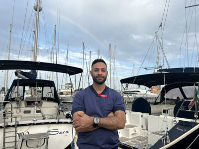 Menad al Basri i hamn båtar i bakgrunden