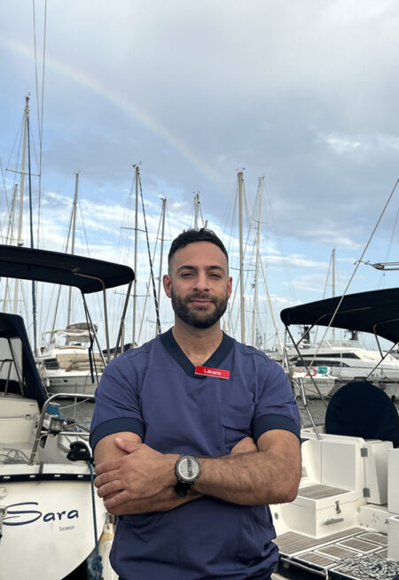 Menad al Basri i hamn båtar i bakgrunden
