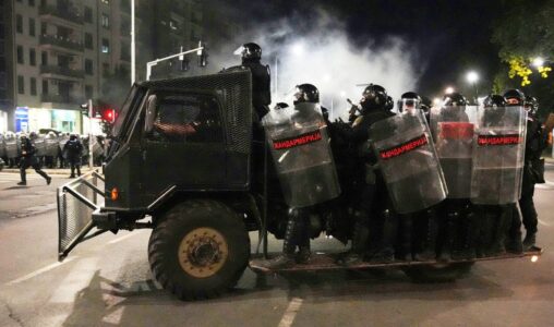 Serbisk kravallpolis.