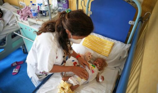 Shamm Qudeih, 2 år, får medicinsk vård av doktor Margherita Rosa på Santobono Pausilipon barnsjukhus i Neapel, södra Italien, tisdagen den 2 september 2025, där hon behandlas efter att ha evakuerats från Gaza.