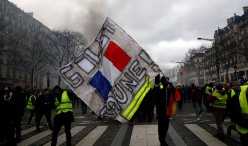 Gula västarna under en demonstration i Frankrike, les gilets jaunes.