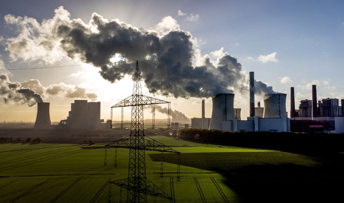 Ånga stiger upp från kolkraftverket Neurath nära Grevenbroich, Tyskland.