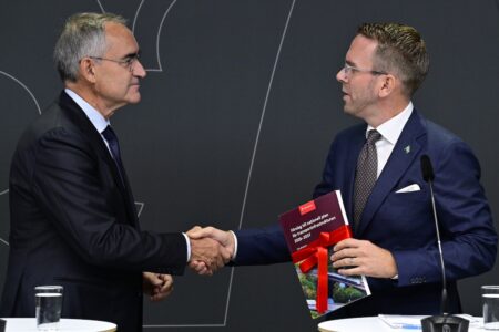 Trafikverkets generaldirektör Roberto Maiorana och infrastruktur- och bostadsminister Andreas Carlson under en pressträff.