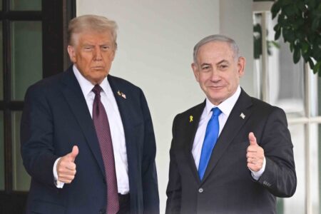 Trump och Netanyahu gör tummen upp.