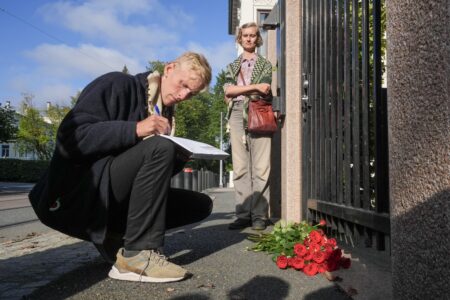 Vebjørn Bjelland Berg lägger en blombukett utanför Norges statsministers bostad.