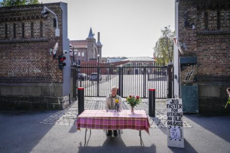 Vebjørn Bjelland Berg sitter utanför Norges statsministers kontor.
