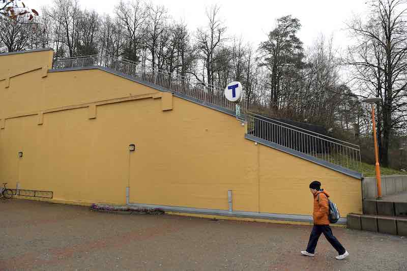 Person med ryggsäck går mot tunnelbanan
