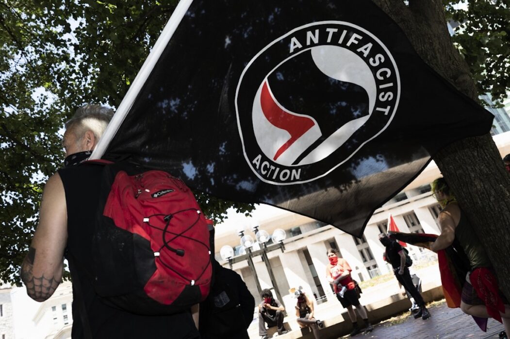 USA:s president Donald Trump har undertecknat ett presidentdekret som klassificerar Antifa som en inhemsk terroristorganisation.
