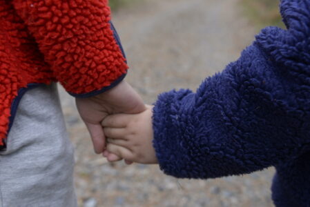 Två barn håller handen