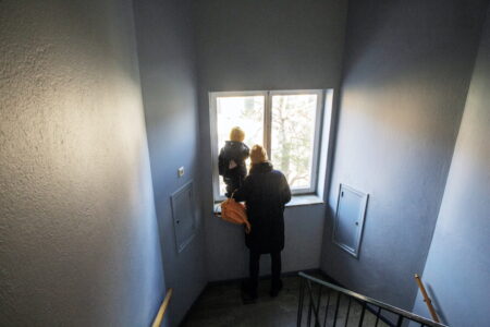 barn mamma i trappuppgång