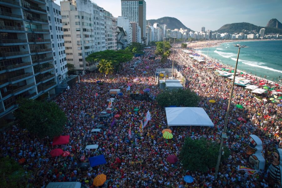 Demonstranter protesterar den 21 september på Cobacabana i Rio de Janeiro mot ett amnestiförslag som kan gynna den tidigare presidenten Jair Bolsonaro och hans allierade, som dömts för ett kuppförsök.