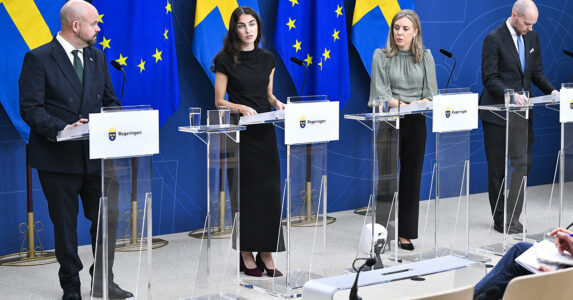 Tre ministrar och en sverigedemokrat håller presskonferens.
