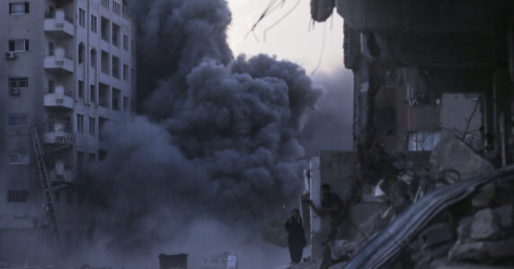 Ruiner och dammoln och två människor.