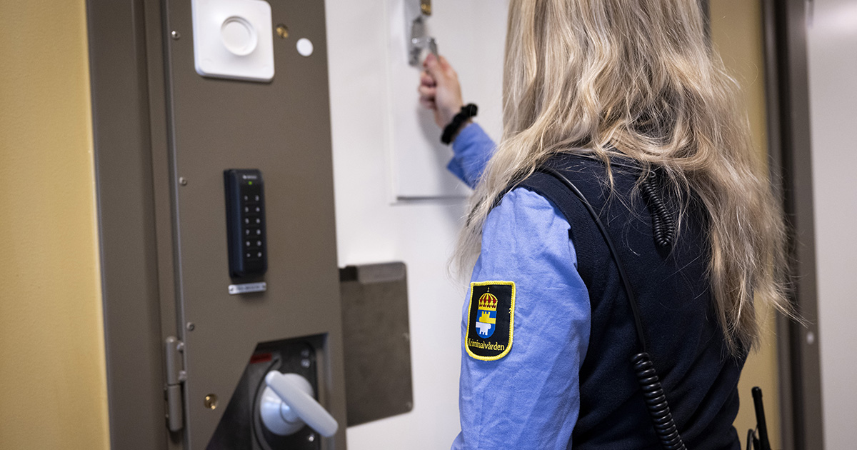 En vakt vid en dörr till en fängelsecell.