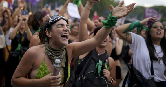 Kvinnor demonstrerar.