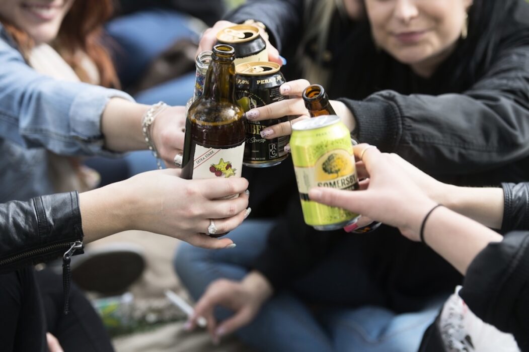 Bildtext: Något fler kvinnor än män uppger i CAN:s undersökning att de använt någon form av drog, inklusive alkohol, för att hantera oro och nedstämdhet.