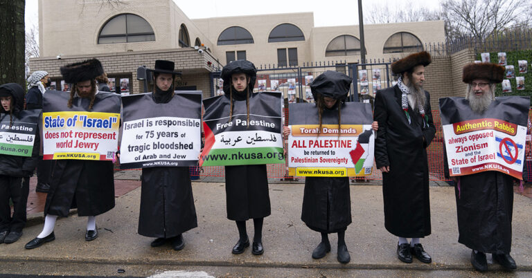 Ortodoxa judar demonstrerar.