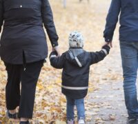 Familj på promenad.