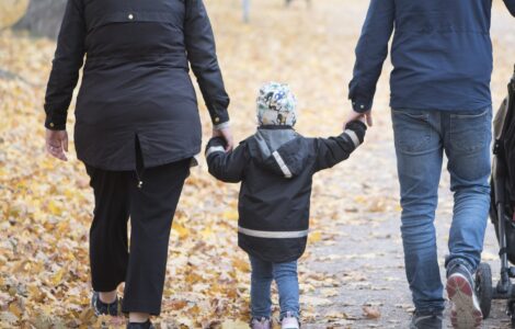 Familj på promenad.