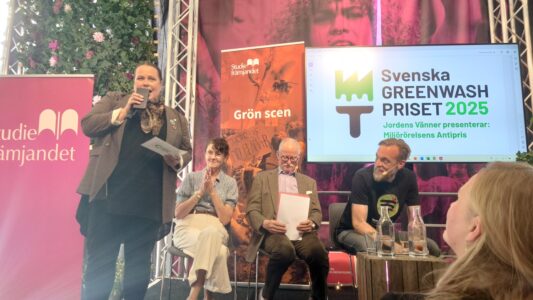Greenwashpriset presenteras på en scen på Bokmässan.