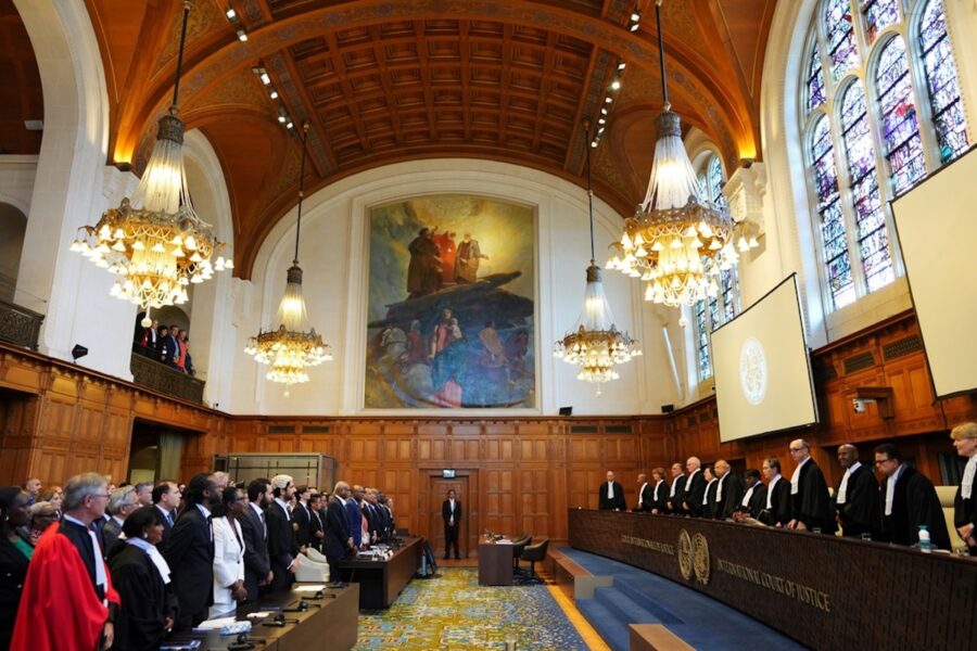 Domare vid Internationella brottmålsdomstolen (ICC) anländer till domstolen i Haag.