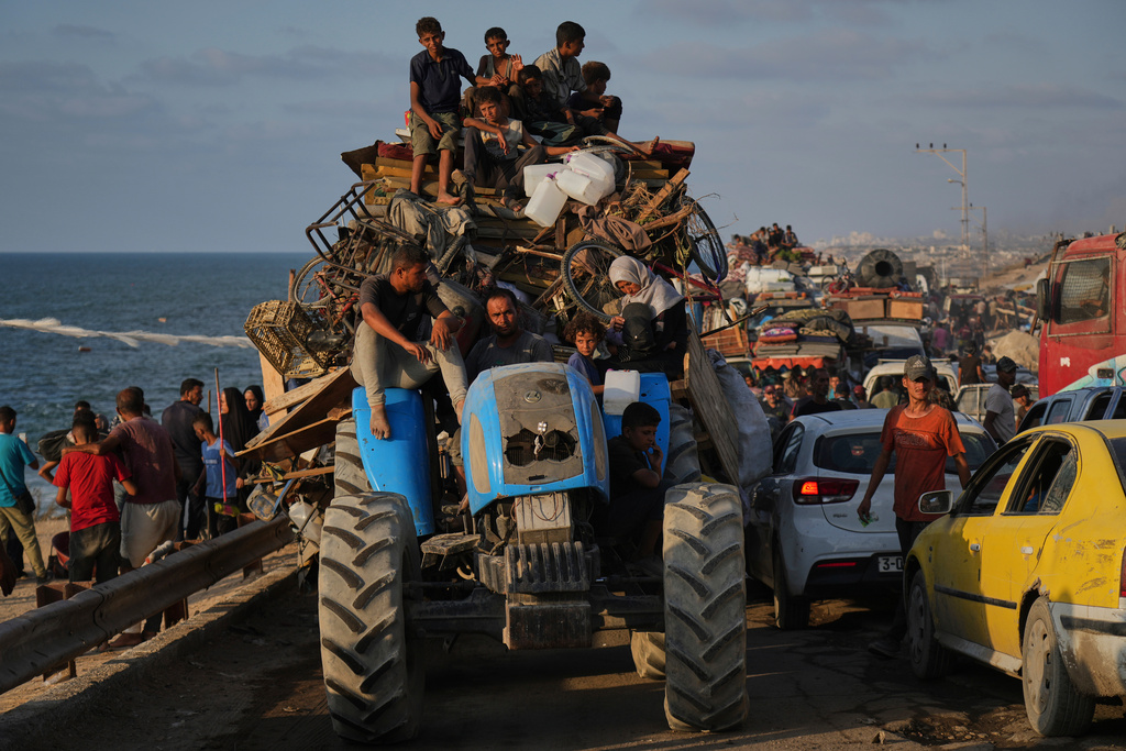 Israel har genomfört flera attacker mot Gaza stad under kvällen och natten, rapporterar israeliska medier.