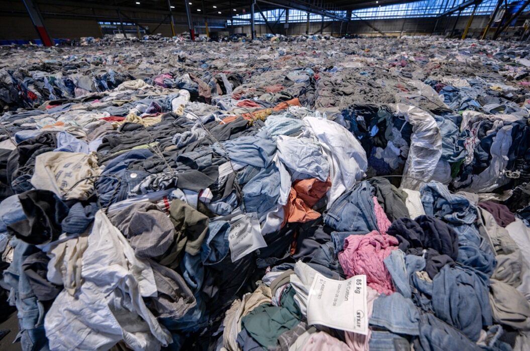 Naturskyddsföreningen föreslår ett bonus–malus-system där hållbara t-shirts ger bonus, medan material som försämrar återvinning kostar mer.