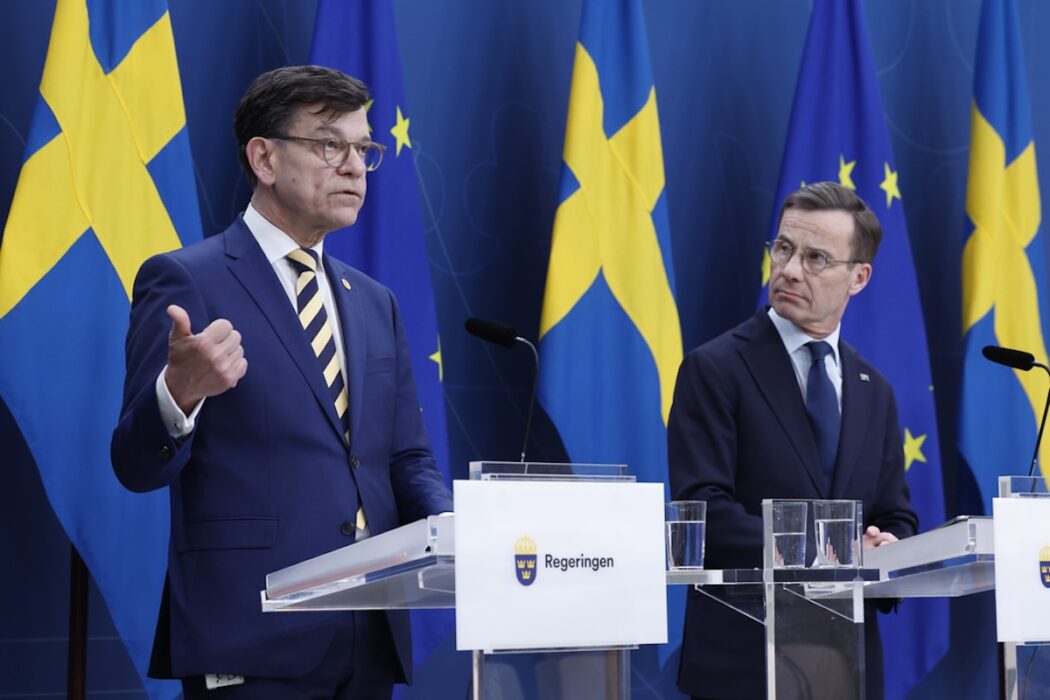 Sveriges dåvarande nationella säkerhetsrådgivare Henrik Landerholm tillsammans med statsminister och vännen Ulf Kristersson (M) under en pressbriefing i Rosenbad om risken för otillbörlig informationspåverkan inför EU-valet.