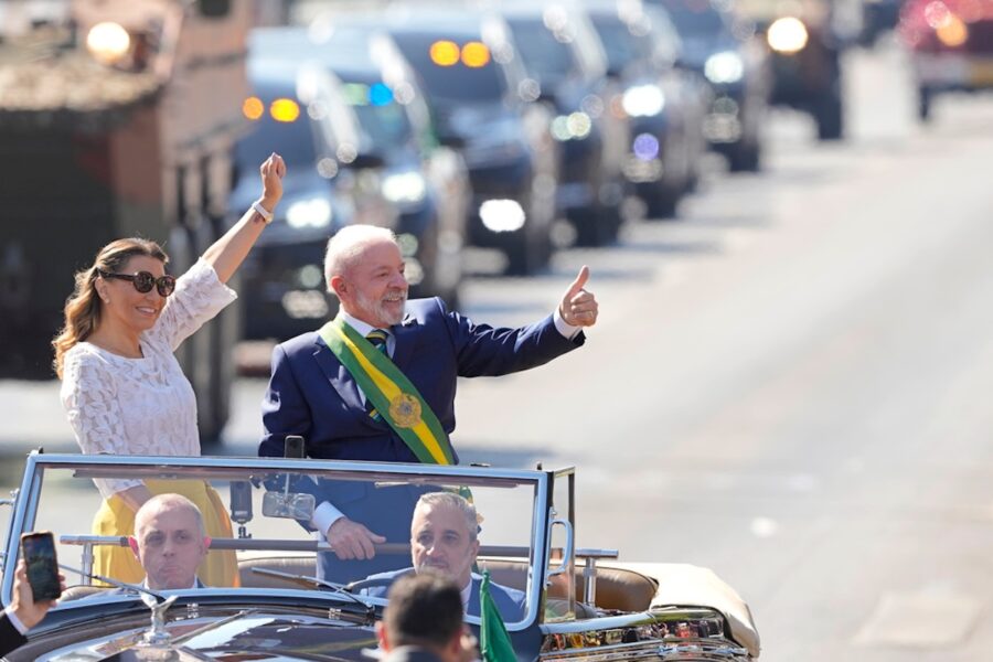 Brasiliens president Luiz Inácio Lula da Silva och hans fru Rosangela da Silva vinkar till allmänheten under öppningen av militärparaden på självständighetsdagen i Brasília, Brasilien, söndagen den 7 september 2025.