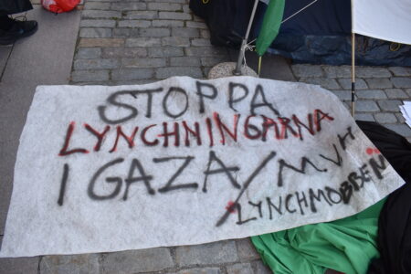 Banderoll Stoppa lynchningarna i Gaza/Mvh lynchmobben