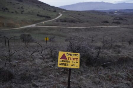 En skylt i Golanhöjderna, på gränsen mellan Israel och Syrien, varnar för nedgrävda minor.
