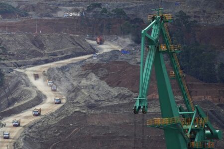 Gruvområde med lastbilar.