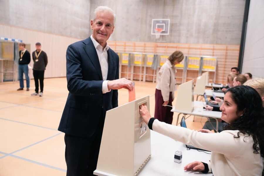 Arbeiderpartiets ledare Jonas Gahr Støre röstar i dag vid stortingsvalet 2025 på Uranienborg skola i Oslo.