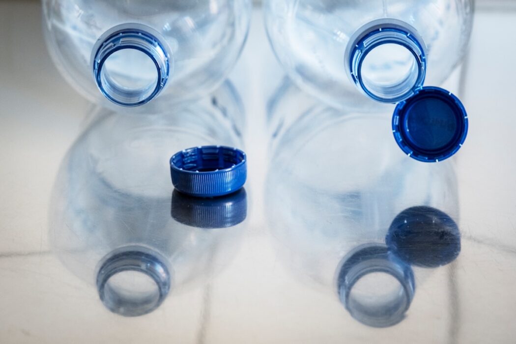 Petflaskor med och utan fastsittande plastlock.