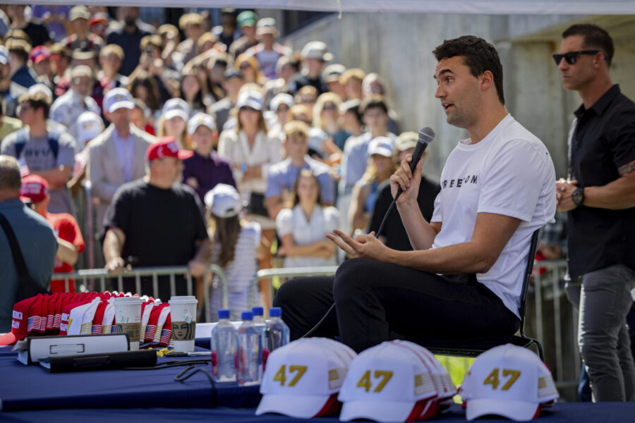Charlie Kirk talar innan han blir skjuten under Turning points besök på Utah valley university i Orem onsdagen den 10 september 2025.