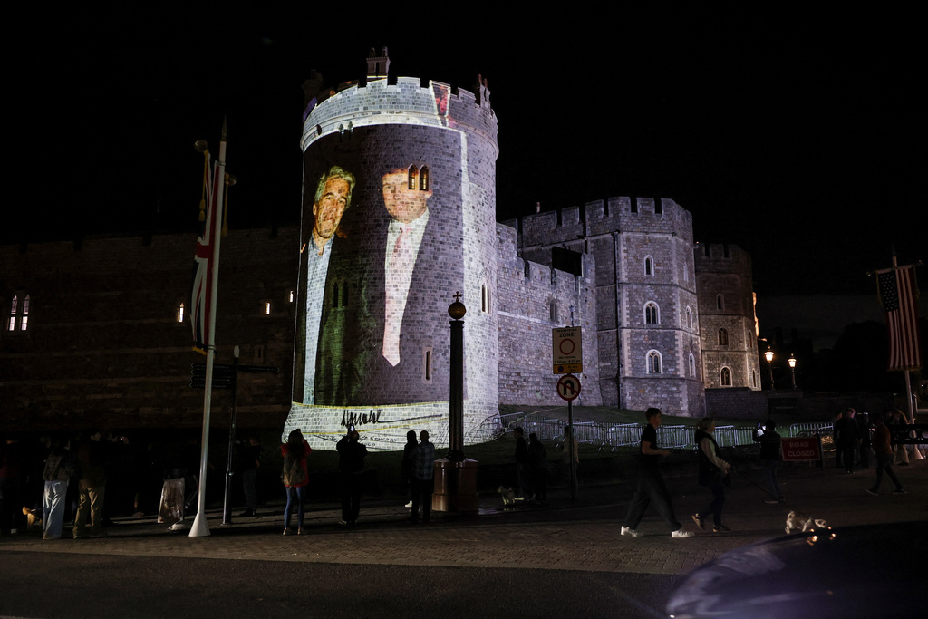 En projicerad bild av USA:s president Donald Trump tillsammans med Jeffrey Epstein på Windsor Castle i samband med Trumps statsbesök i Storbritannien den 16 september 2025.